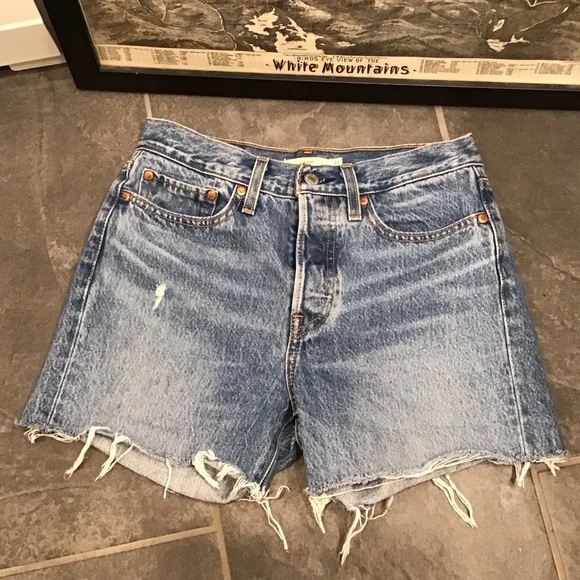 NWOT Levis Wedgie Fit Denim Jean Short Cutoff Raw Hem Distressed Womens Size 27 - Picture 5 of 12